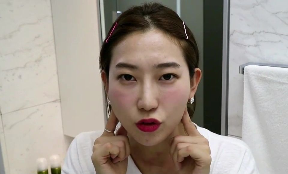 韓國網美教練示範小臉瑜珈！輪廓線緊緻超有感，加碼推薦按摩卸妝霜！