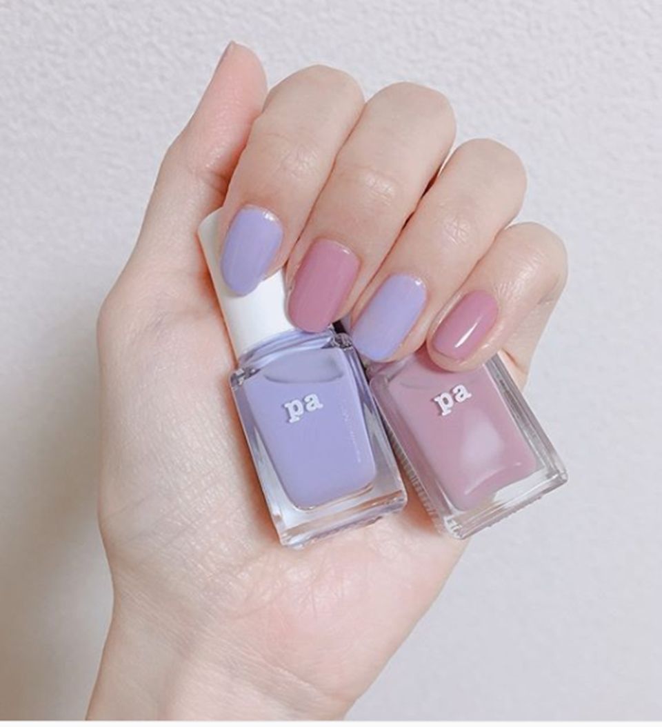 春季顯白「灰藍×粉紫」純色美甲！符合日本令和元年代表色，一抹直接白三階