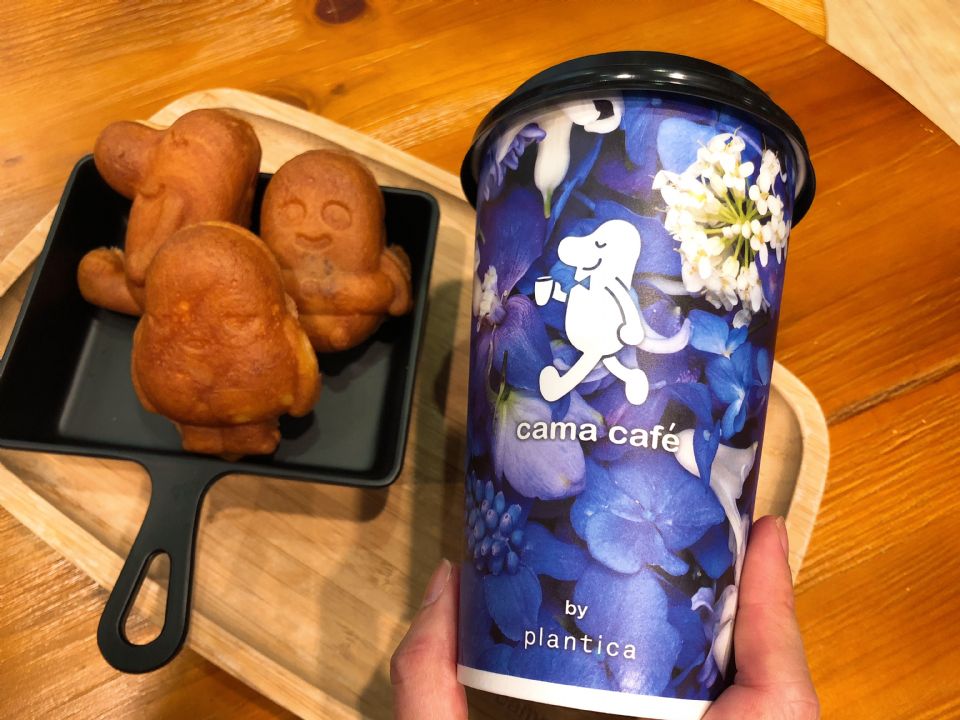 cama café X日本國際花藝設計團隊plantica推出期間限定花杯，一共6款cama café X plantica冰、熱花杯通通要收集！