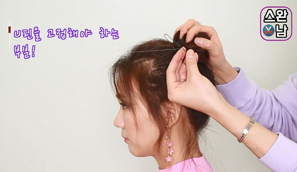 戴安全帽也不會鬆開！韓國髮型師示範包包頭綁法，髮圈這樣綁超持久！