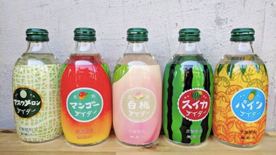 日本超夯「哈密瓜、西瓜汽水」全家獨家開賣！水果風味消暑爽口，復古玻璃瓶包裝超吸睛！