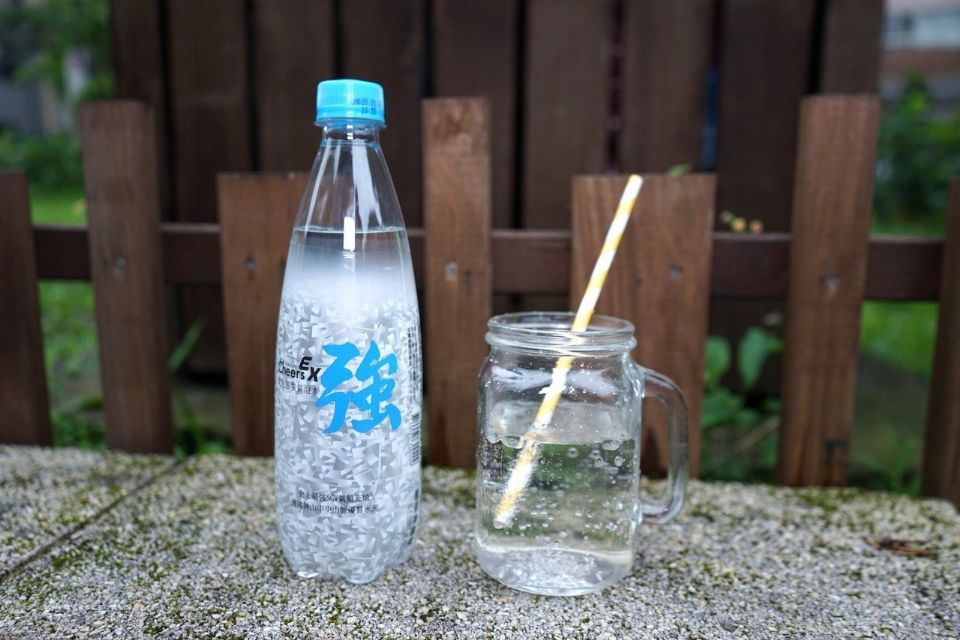 Cheers新品「EX強氣泡水」！一口喝下，便感受超濃厚的氣泡感～強烈建議開瓶前先淨空桌面！
