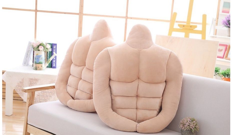 好有安全感！韓國「六塊肌男友抱枕」一上市就引發熱議，相擁入眠不孤單！