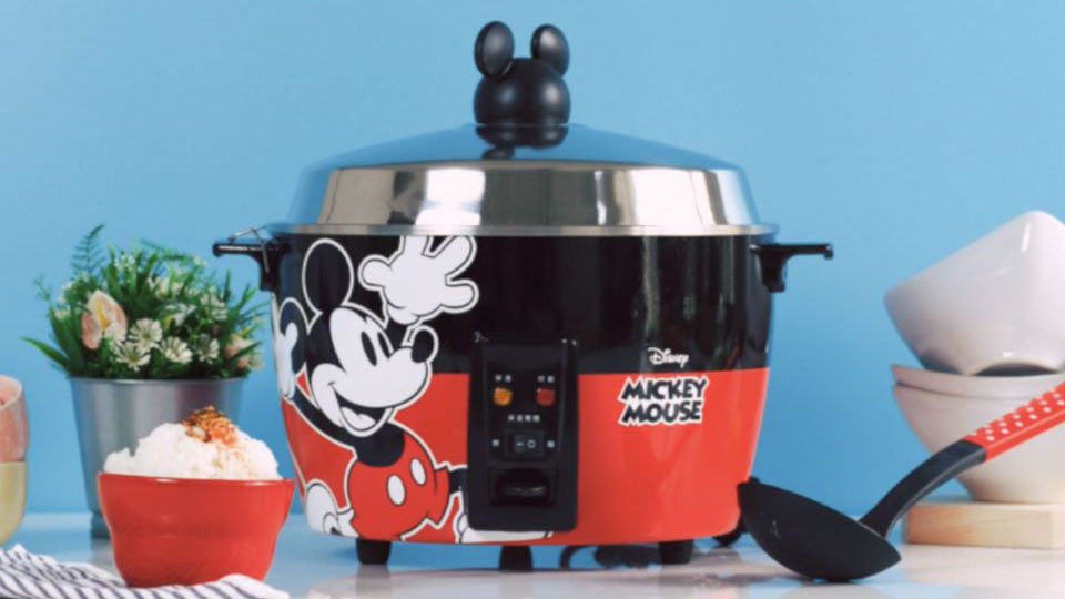 米奇粉絲學做菜啦！全球首款「迪士尼米奇電鍋」上市，三種顏色超好看，把手還是萌翻天的米奇頭！