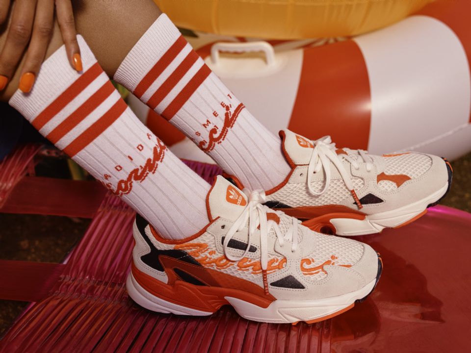 珊瑚橘老爹鞋、復古連身泳衣太美!adidas﻿ Originals 與米蘭潮牌Fiorucci﻿ 推出時尚聯名！