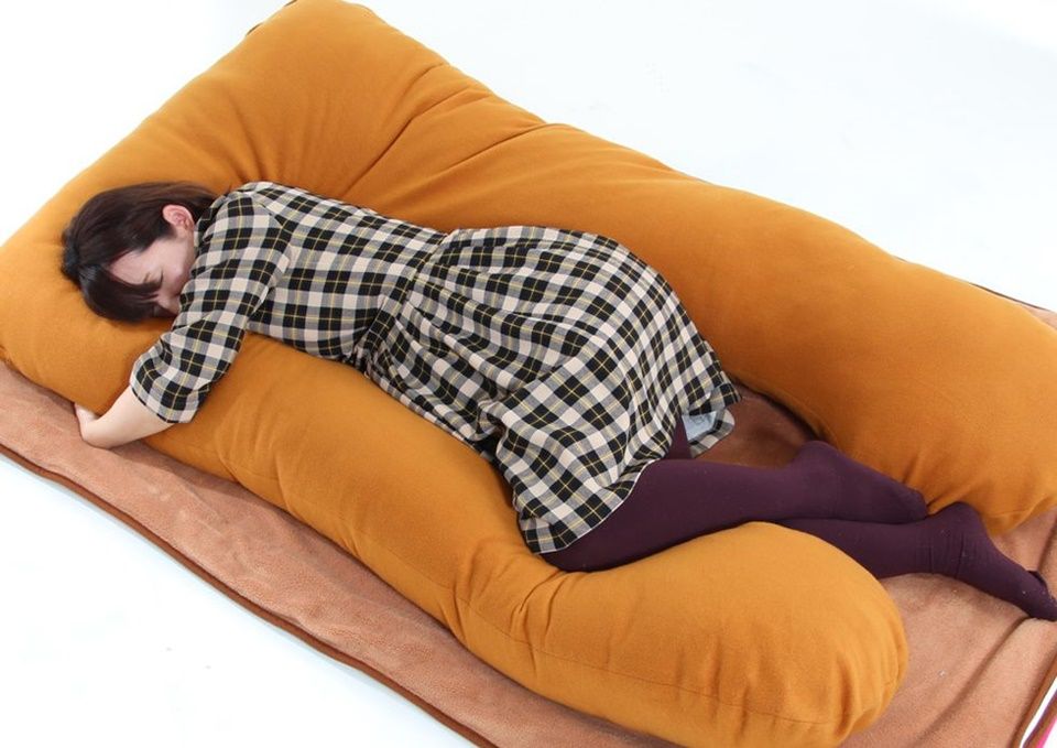 單身也不再寂寞！日本超逼真「單身專用抱枕」，以後睡覺有人抱了～