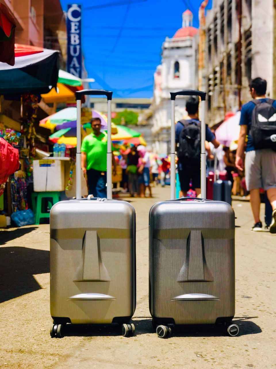 網路超夯的醜萌「摩艾行李箱」！由台灣品牌設計，憨呆的表情讓人好想帶它一起出遊～