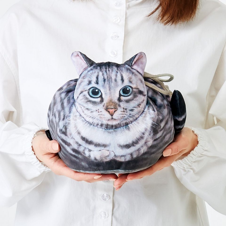 日本猫部Felissimo推出「貓貓造型收納包」！肥美療癒的貓屁屁，捧在手上根本就是一隻貓啊！