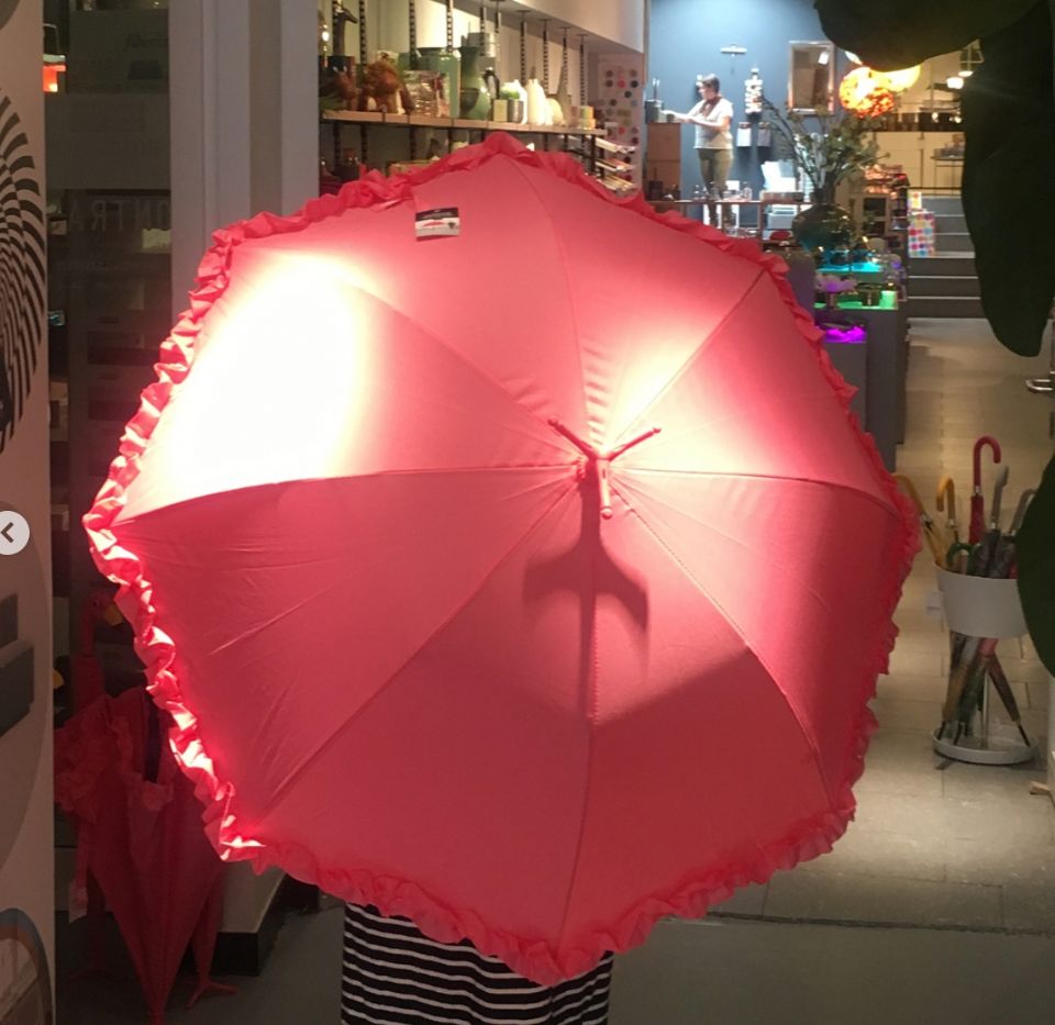 文創商品「紅鶴雨傘」韓國夯爆！紅鶴傘柄造型還有三隻腳立架，下雨天撐著它，讓你成為全場焦點！