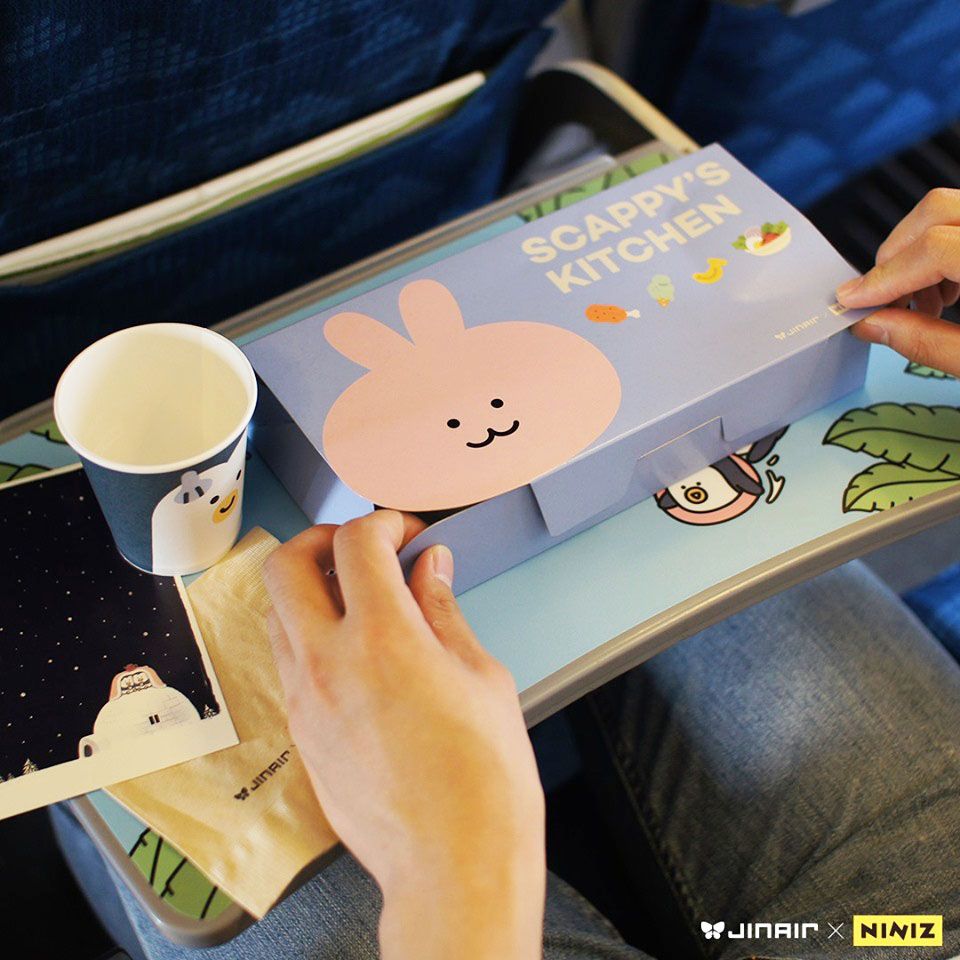 Kakao Friends後輩「NINIZ」彩繪班機升空！從登機證、椅子、桌子到飛機餐都有「NINIZ」陪你一起飛！