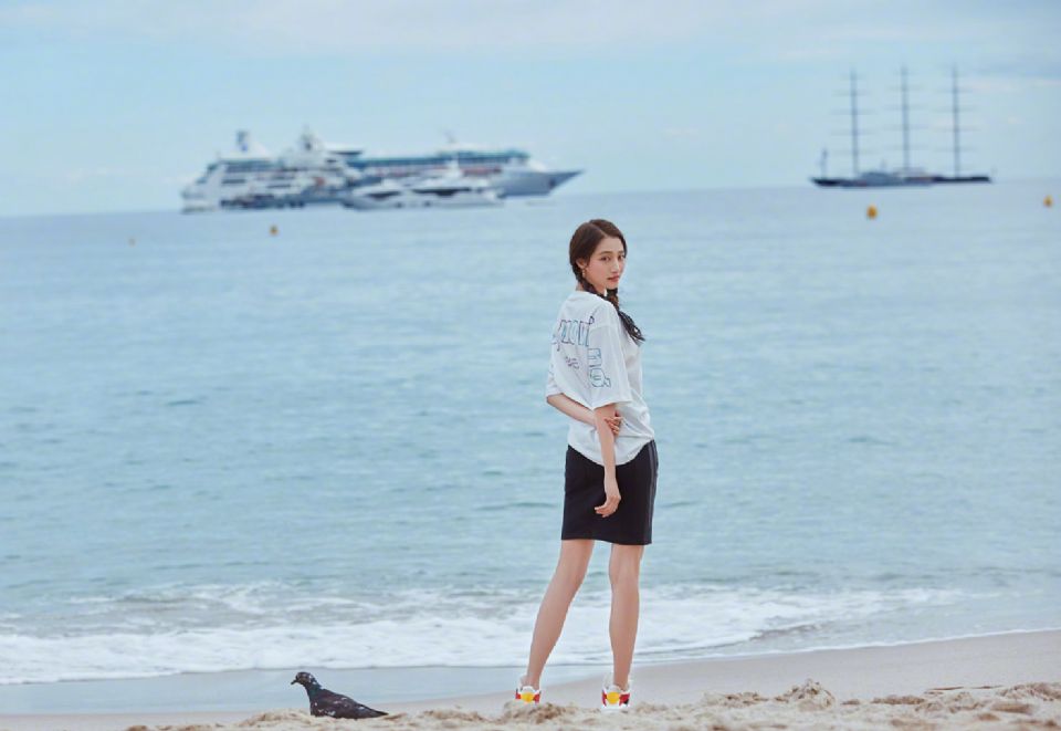 9女星「夏日度假」穿搭,劉亦菲、Lisa都選西裝,迪麗熱巴那件根本為大海而生