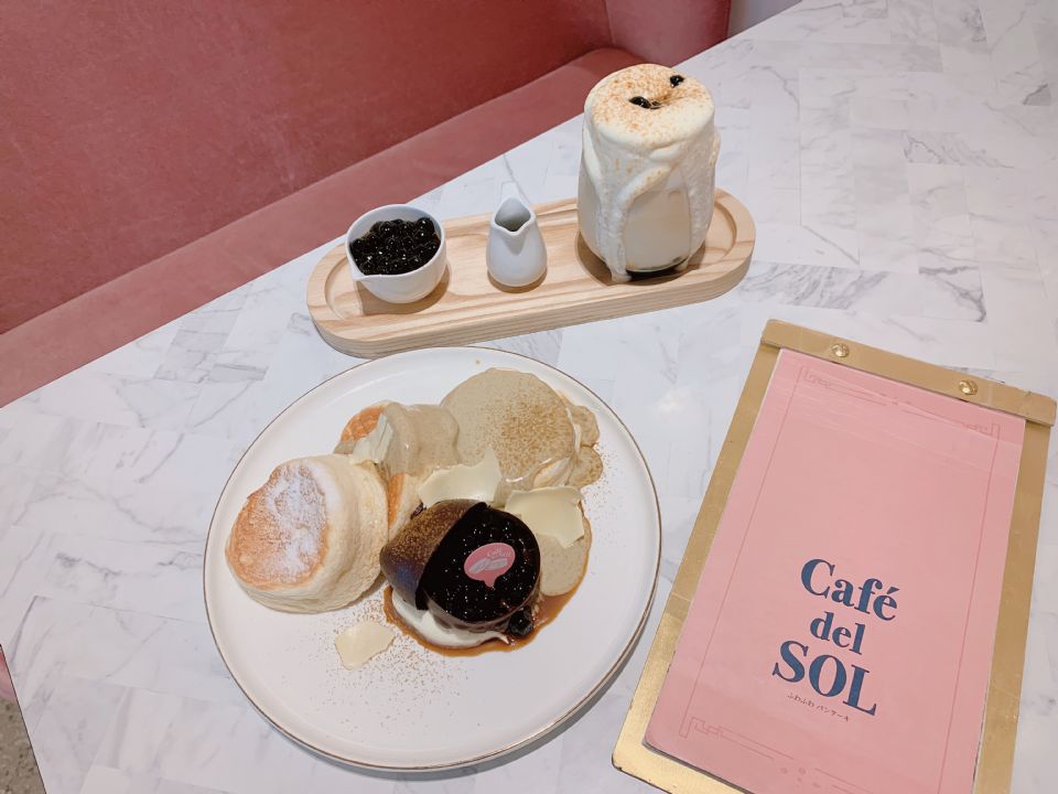 揪姊妹一起當螞蟻！「Café del SOL」推期間限定「珍珠奶茶鬆餅」「爆漿鐵觀音珍奶」，排隊美食預感再+1!
