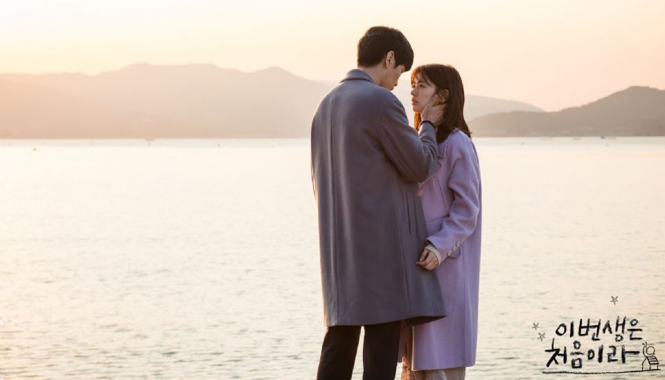 《新入史官丘海昤》車銀優、申世景漫步海邊，心動感滿滿！8韓劇浪漫海戲，第3、4部夢幻到想跟男友一起做