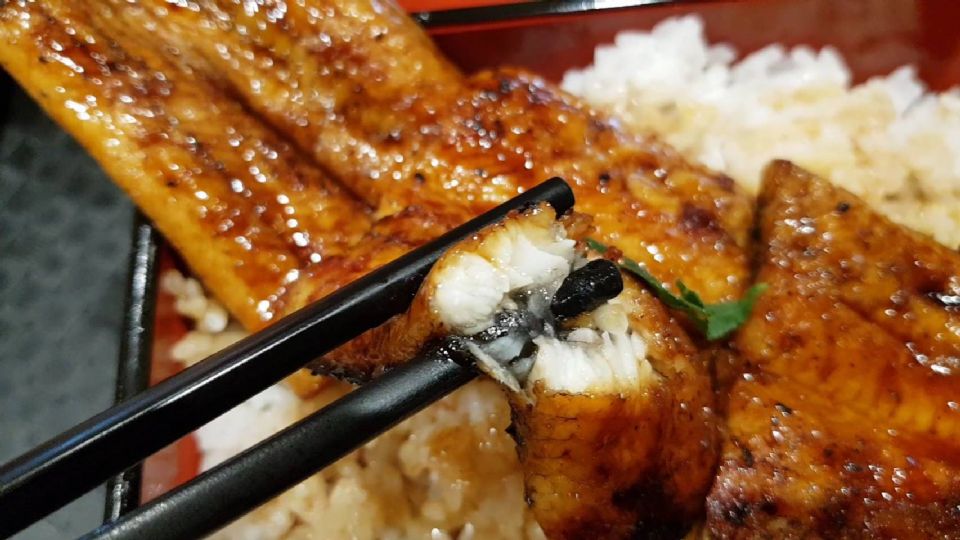 第二個是鰻魚醬汁選用日本直送的特製醬汁，以清爽甘甜風味堆疊出美味的鰻魚肉滋味～最後一個則是日本料理的精髓「出汁（日式高湯）」，是每天早上在店裡用嚴選昆布與柴魚熬製而成的。