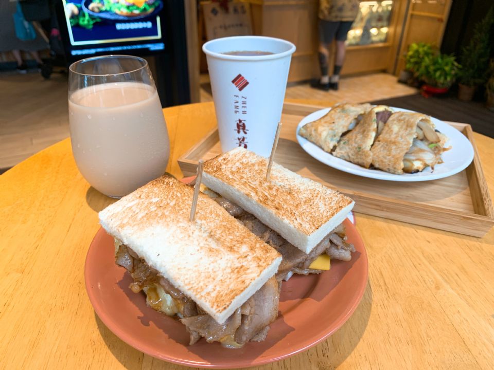 台北必吃「真芳x開丼」超浮誇聯名早餐，「骰子牛松露蛋餅」一手無法掌握「燒肉三明治」限時限量開賣!