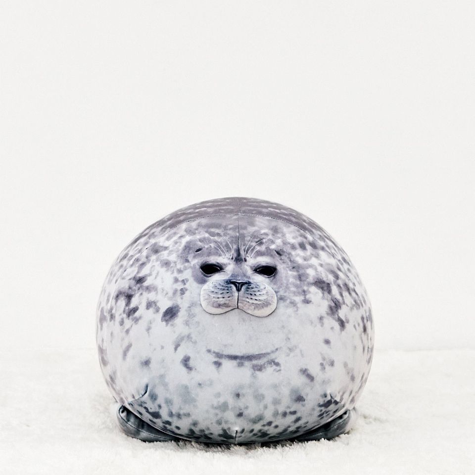 日本海遊館「圓滾滾海豹」變成抱枕啦！爆紅的YUKI、Arale仿真版抱枕，圓嘟嘟模樣一推出就引發熱議！