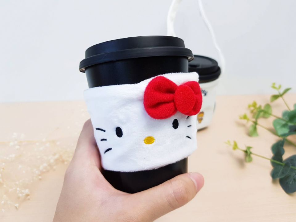 全家Hello Kitty杯套！日本搶先推出的Hello Kitty杯套，台灣全家現在也推出Hello Kitty杯套＆飲料提袋～