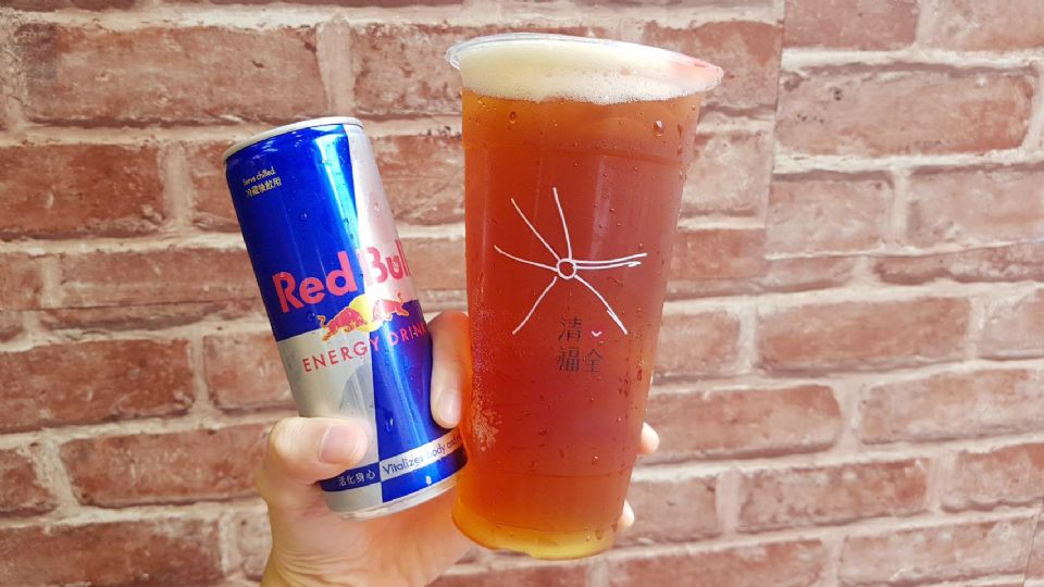 清心福全與Red Bull推出「Red Bull紅牛能量紅茶」！一整罐Red Bull的「Red Bull紅牛能量紅茶」，現在就來清心福全get翅膀～