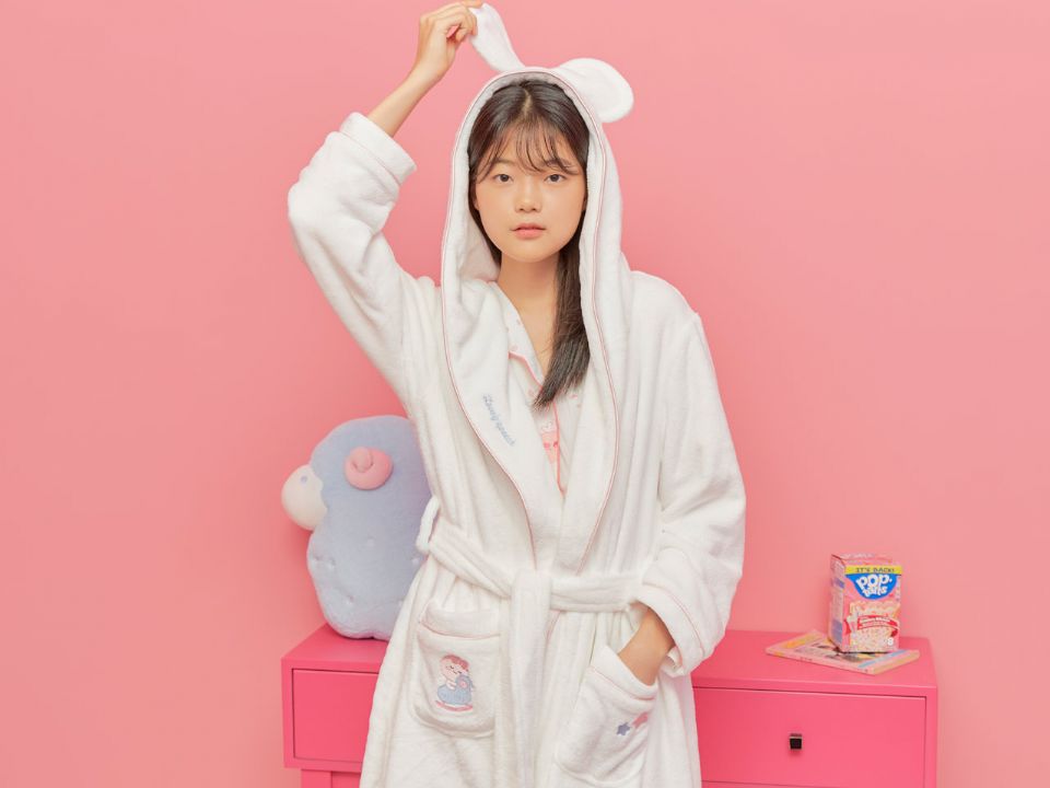 Kakao Friends「Lovely Apeach系列」推出秋冬新品，抱枕、浴袍、拖鞋到髮帶通通有，超萌Apeach美妝蛋必收！