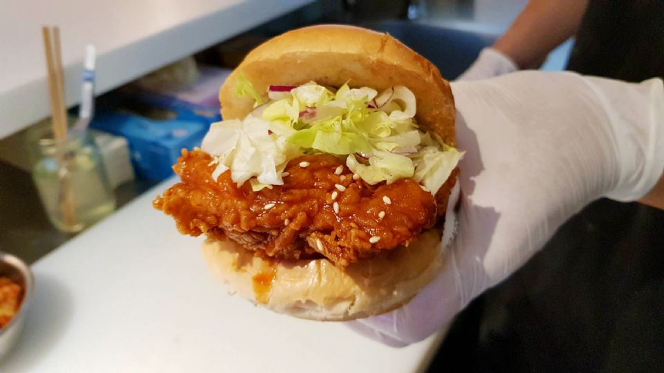 信義區美食推薦！Burgerout「海膽炸雞漢堡」，來自澎湖的馬糞海膽ＸBurgerout炸雞漢堡，濃郁的滋味真的超享受～
