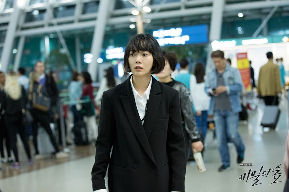 《Vagabond》秀智黑白套裝也美翻天！8位韓劇女主黑白套裝造型，連「娃娃臉」張娜拉都變酷帥