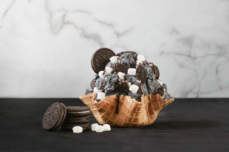 COLD STONE首度推出黑色「極濃黑牛奶冰淇淋」！