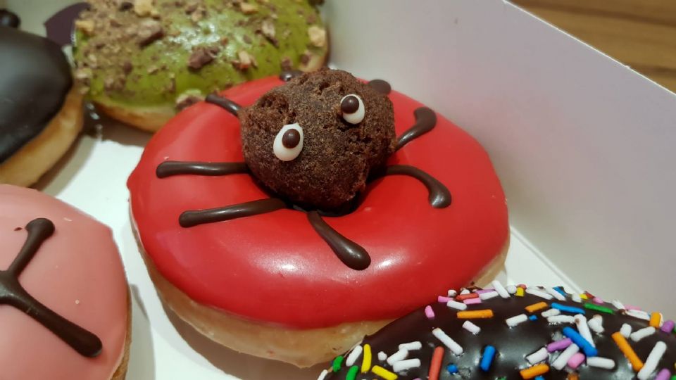 火紅蜘蜘Red Chocolate Spider／草莓巧克力、黑巧克力、巧克力蛋糕球；售價50元