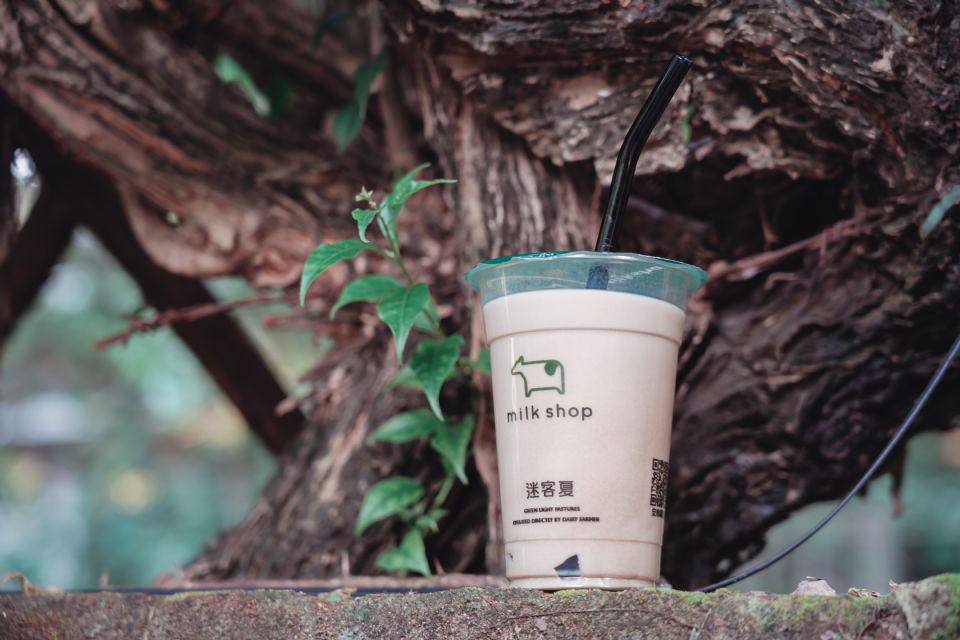 迷客夏「焙茶鮮奶系列」！選用日本京都的焙茶，還能再搭上花生＆仙草，迷客夏「宇治焙茶鮮奶」可是期間限定～