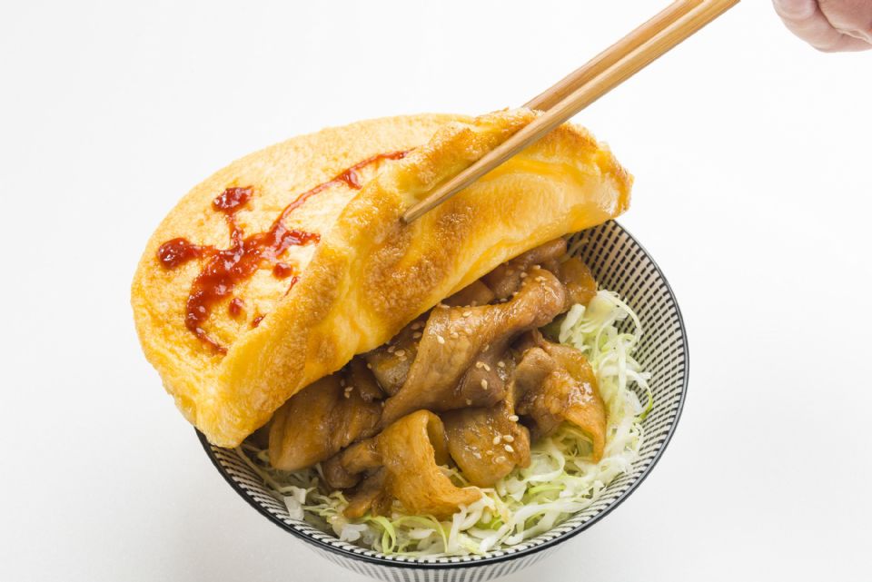人氣米食專賣「Rice Café杓文字」進駐京站時尚廣場，還有獨家蛙蛙定食讓你吃完還可以夾娃娃！