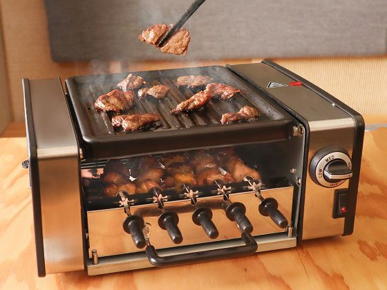 單人居酒屋開張囉！日本「一人烤肉機」，自動旋轉雞肉串，烤串烤盤一次搞定！