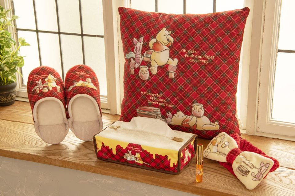 2019迪士尼「小熊維尼」聖誕紅格子居家商品，睡眼惺忪的維尼超萌，伴你度過冬日慵懶午後！