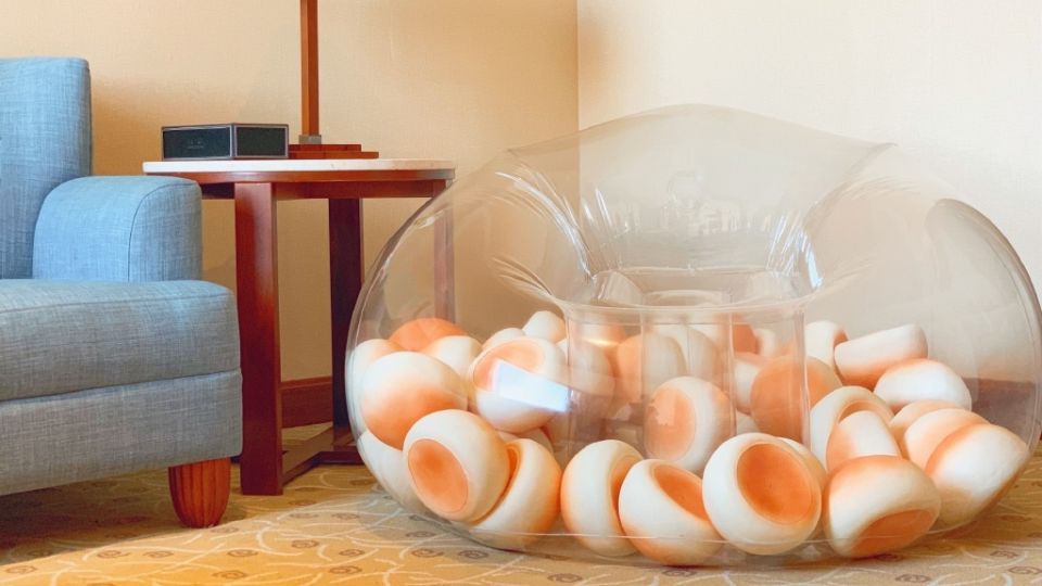 旺旺推出超逼真「小饅頭充氣沙發」，懷舊旺仔小饅頭造型喚起你的童年回憶，讓人好想打開沙發偷吃小饅頭啦~