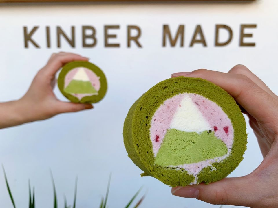 台中必吃甜點店「金帛手製 KINBER MADE」推「抹莓富士山生乳捲」，一切開就是一座富士山給你滿滿驚喜！