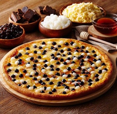 達美樂「黑糖珍珠披薩」v.s.必勝客「QQ黑糖珍奶披薩」！甜香滋味的黑糖珍奶，配上披薩的滋味讓人好疑惑～