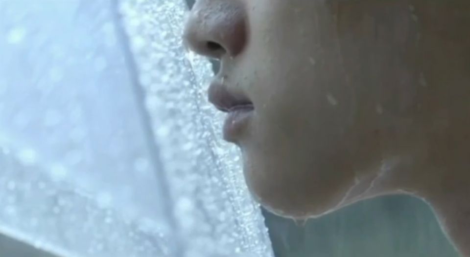 《山茶花開時》孔曉振&姜河那「帽T繩之吻」來啦！韓劇吻戲9個奇怪道具，唇膏、雨傘、辣炒年糕都能親！