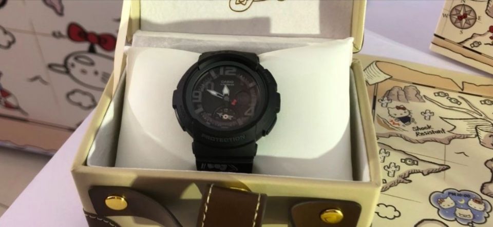 CASIO推出旅行風Kitty聯名錶款！百搭的黑與白色系加上行李箱錶盒讓人心動不已