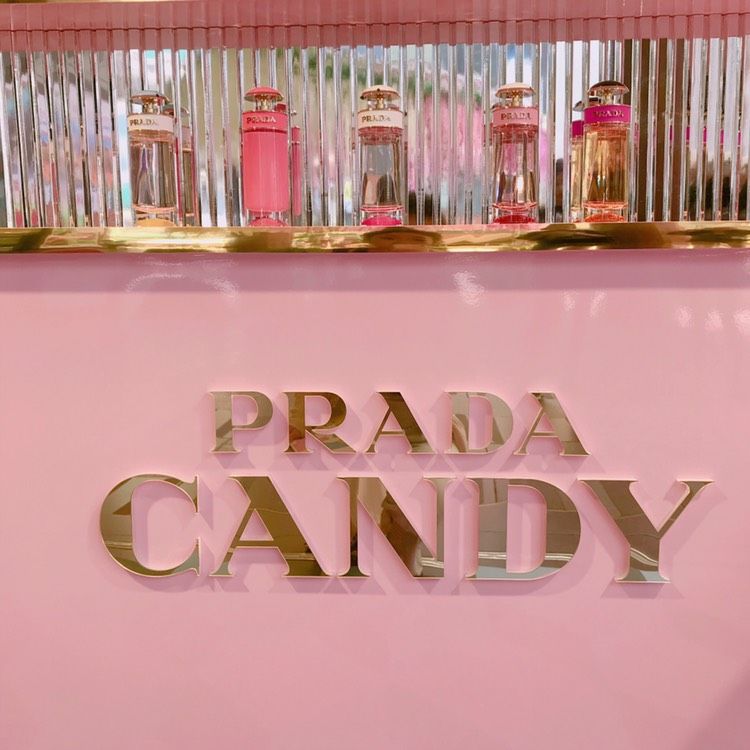 PRADA CANDY BAR粉色香氛快閃店來了！微甜清爽香味超迷人，消費還有皮革標客製服務