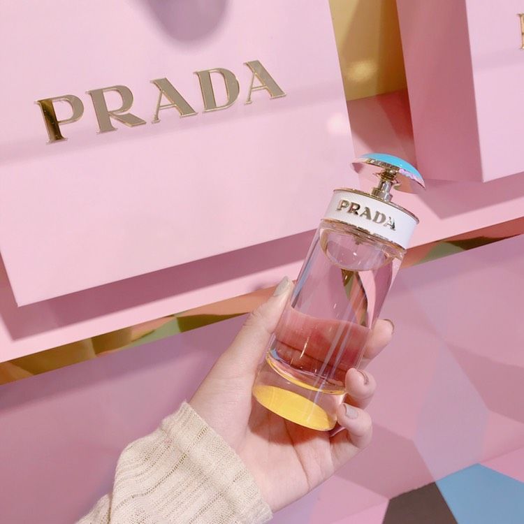 PRADA CANDY BAR粉色香氛快閃店來了！微甜清爽香味超迷人，消費還有皮革標客製服務