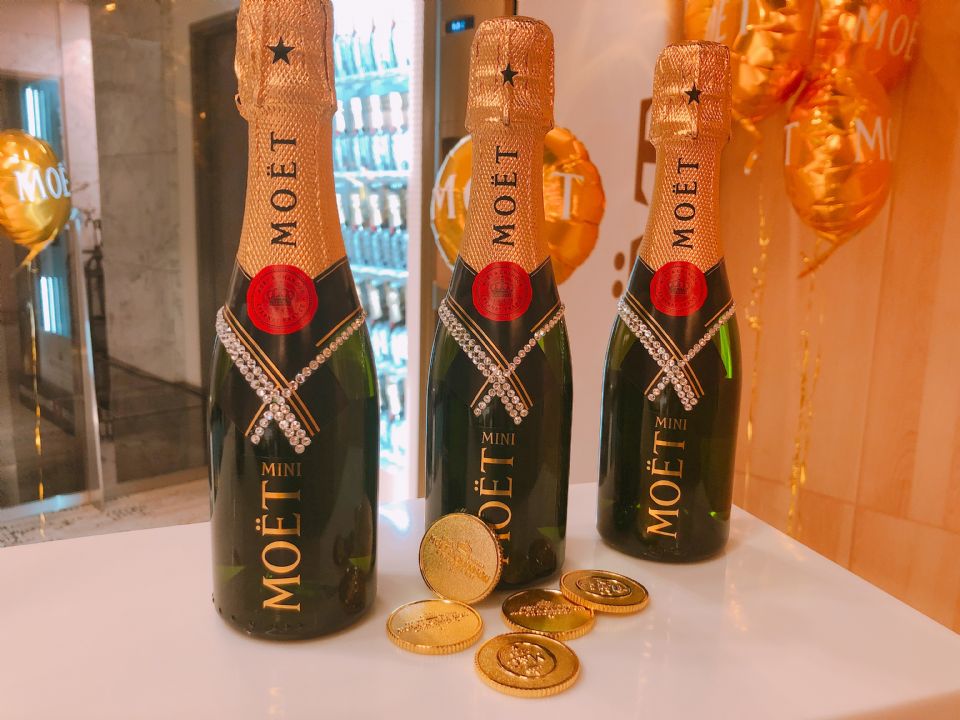 Moët酩悅迷你香檳販賣機首度登台，投下你的專屬金幣就有機會獲得閃亮的璀璨設計版香檳，快來試試手氣