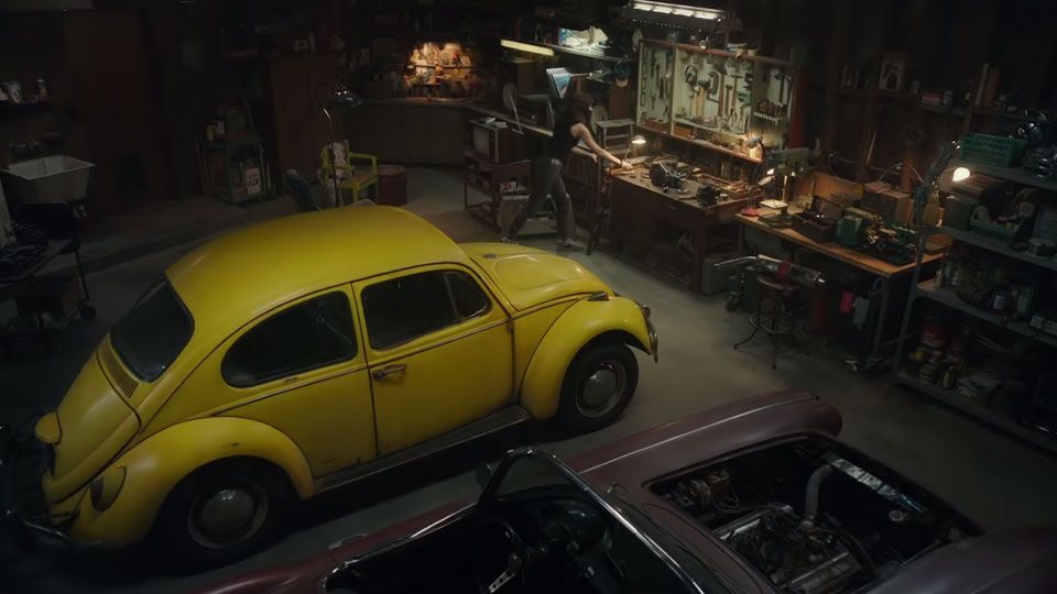 《大黃蜂》經典金龜車造型，和海莉史坦菲德真摯友情撼人心：這個世界需要你！12月21日上映。