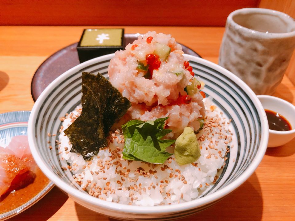 「つじ半(TSUJIHAN)」東京超人氣海鮮丼品牌登台，海鮮丼這三天竟然半價！海鮮控們千萬別錯過！