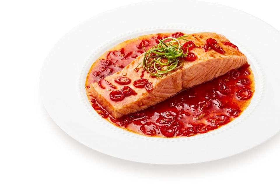 美威鮭魚「精選鮭魚菲力輕鬆烤蒸」系列新裝登場，嚴選厚切鮭魚腹肉搭主廚特製醬汁，讓你輕鬆就能擁有好手藝