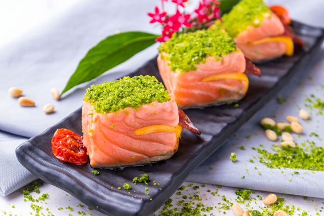 美威鮭魚「精選鮭魚菲力輕鬆烤蒸」系列新裝登場，嚴選厚切鮭魚腹肉搭主廚特製醬汁，讓你輕鬆就能擁有好手藝