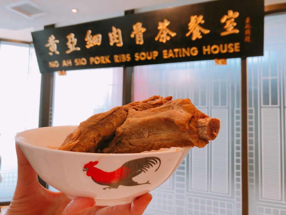 新加坡必吃國民美食黃亞細肉骨茶海外首店來了，精心熬煮8小時的湯頭你一定要試