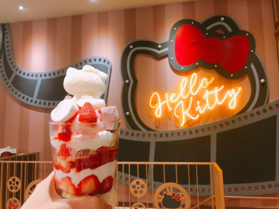 Hello Kitty Red Carpet美式餐廳推出三款造型聖代，情人節套餐也不要錯過