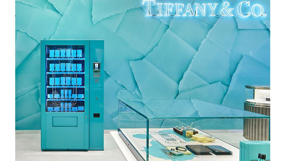 Tiffany 藍香水販賣機！還有 Tiffany 藍咖啡廳，超夢幻經典小藍盒化身為蛋糕！