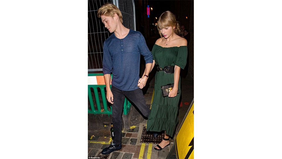 泰勒絲嬌羞與男友漫步在倫敦街頭，墨綠色平口洋裝仙氣逼人！