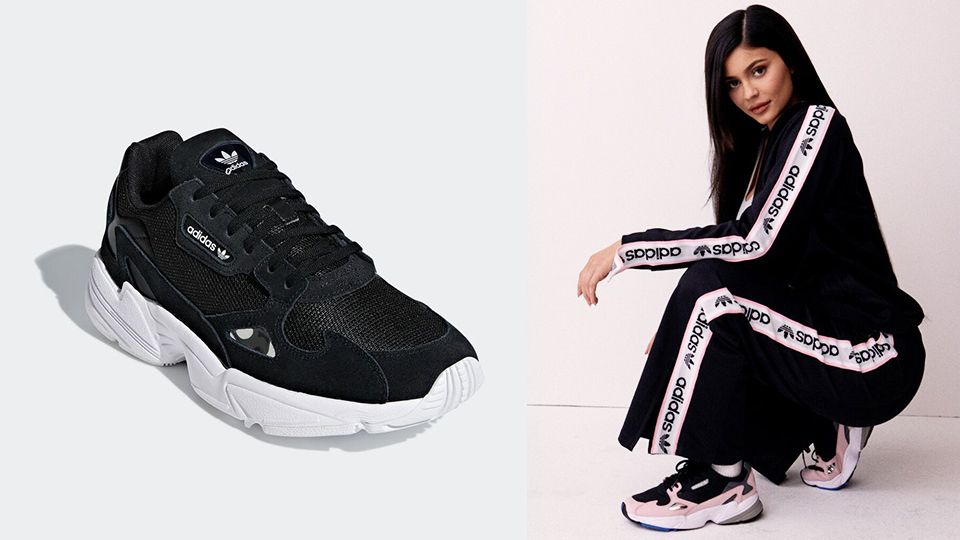 Kylie Jenner新歡Adidas Falcon鞋，原來是90年代前衛「莫蘭迪灰」配色