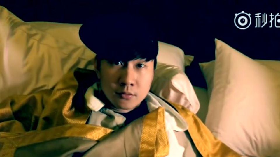林俊傑搞笑拍影片「床咚」瓔珞 吳謹言被偶像CUE，激動尖叫「圓夢了！」