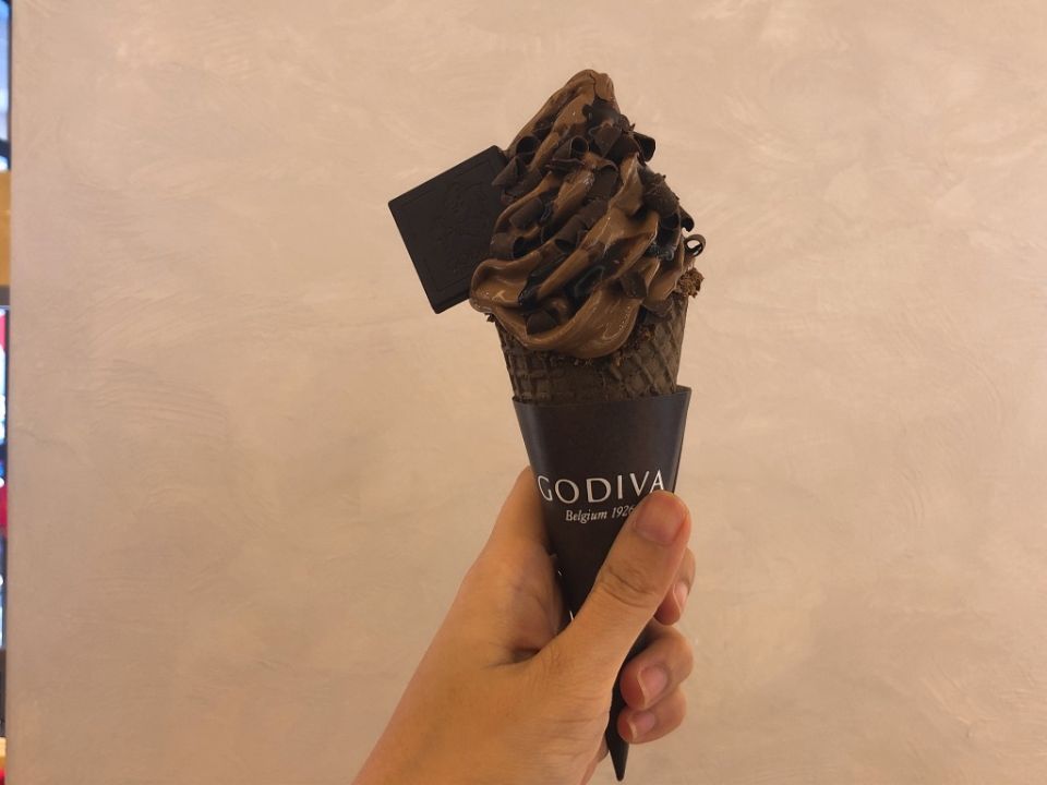 GODIVA推出大人感「臻選濃醇黑巧克力味霜淇淋」，最適合怕甜的人了!